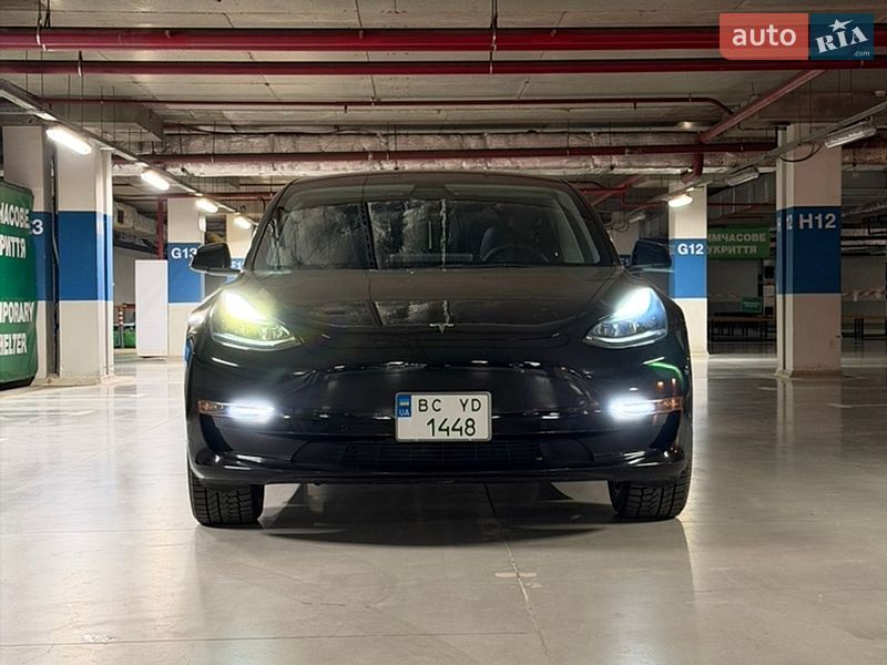 Седан Tesla Model 3 2022 в Львове