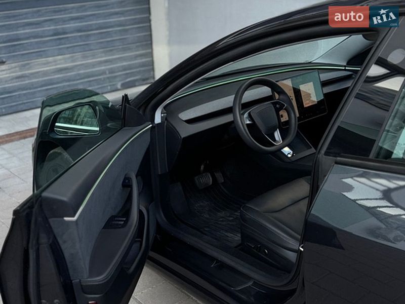 Седан Tesla Model 3 2024 в Львове