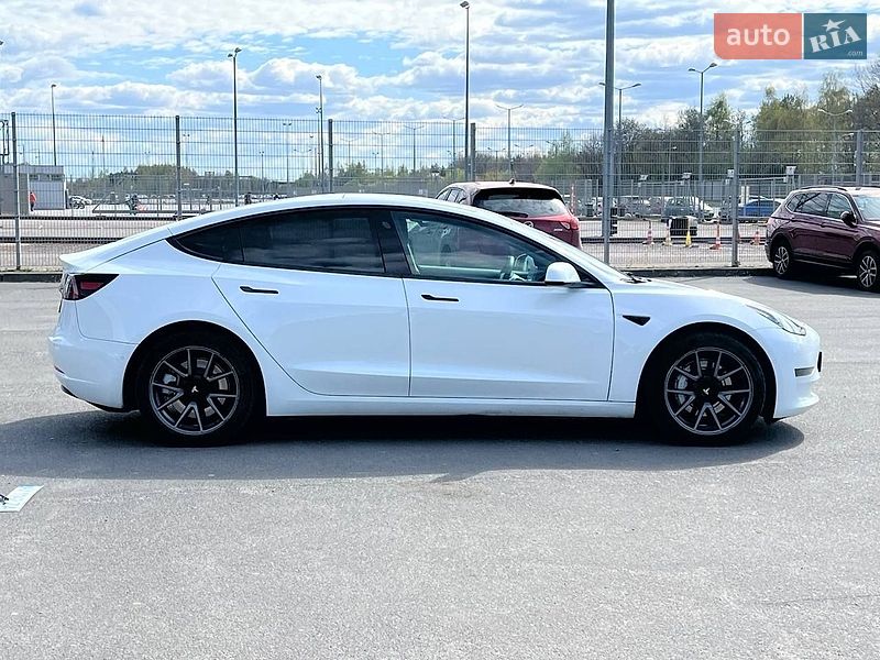 Седан Tesla Model 3 2021 в Львове
