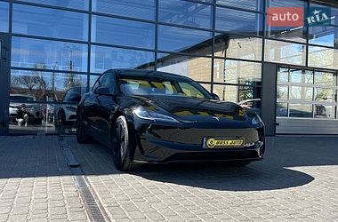 Седан Tesla Model 3 2024 в Івано-Франківську