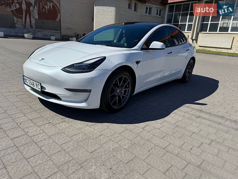 Седан Tesla Model 3 2022 в Буске