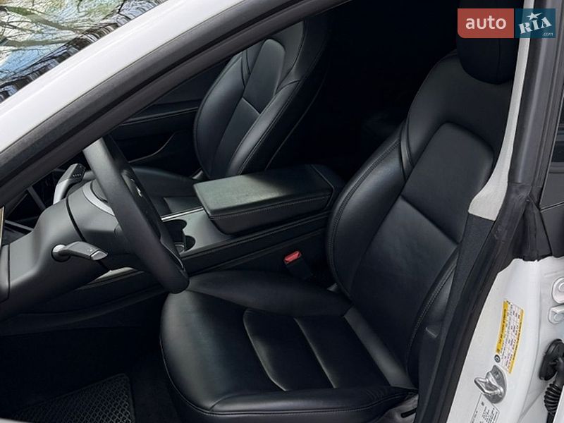 Седан Tesla Model 3 2021 в Чернигове