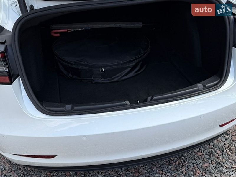 Седан Tesla Model 3 2021 в Чернигове