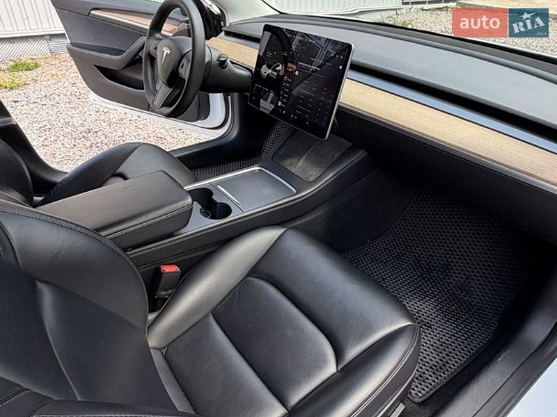 Седан Tesla Model 3 2021 в Чернигове