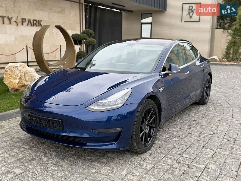 Седан Tesla Model 3 2018 в Львове
