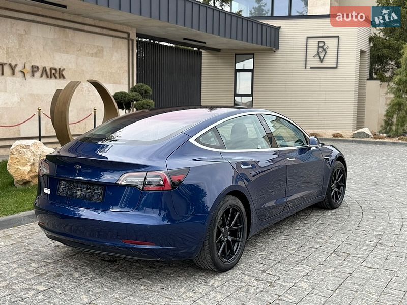 Седан Tesla Model 3 2018 в Львове