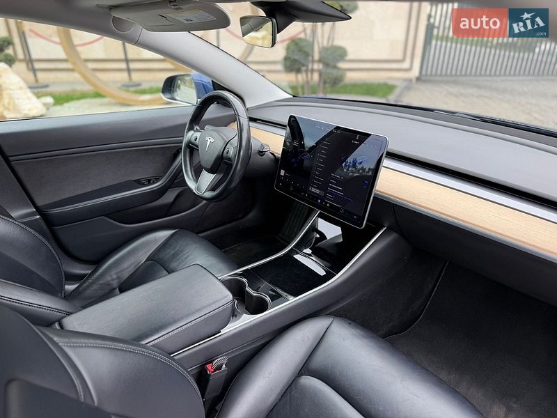 Седан Tesla Model 3 2018 в Львове