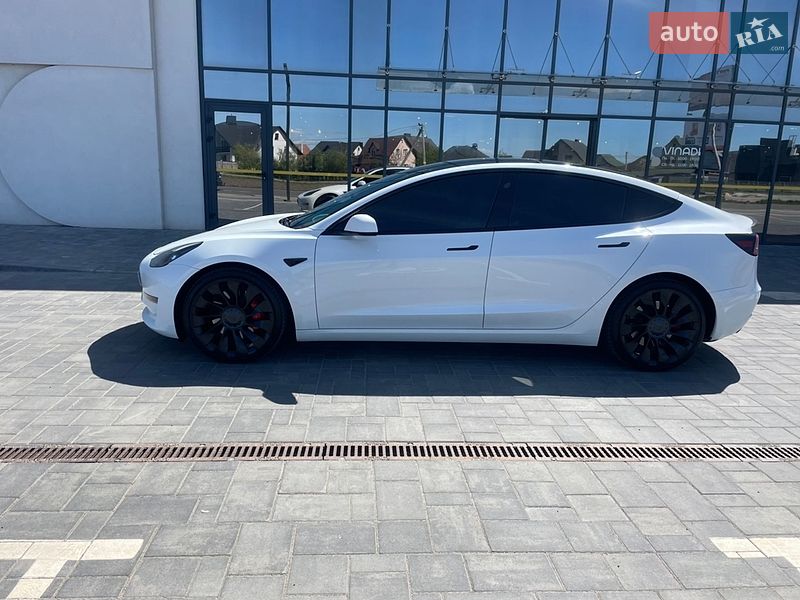 Седан Tesla Model 3 2023 в Луцке