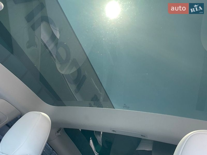 Седан Tesla Model 3 2023 в Луцке