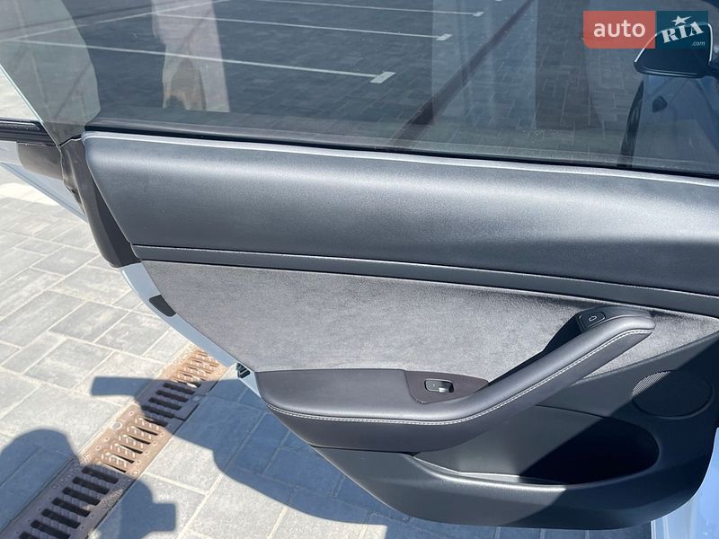 Седан Tesla Model 3 2023 в Луцке