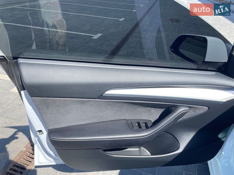 Седан Tesla Model 3 2023 в Луцке