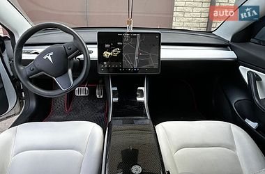 Седан Tesla Model 3 2020 в Кам'янському
