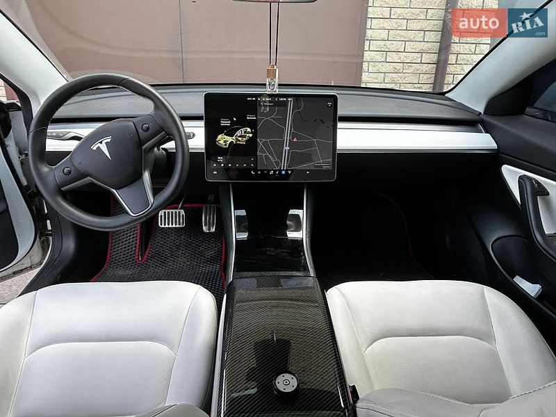 Седан Tesla Model 3 2020 в Кам'янському