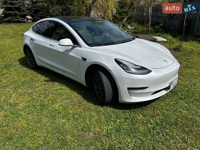Седан Tesla Model 3 2020 в Кам'янському