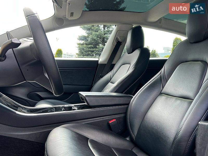 Седан Tesla Model 3 2020 в Львове