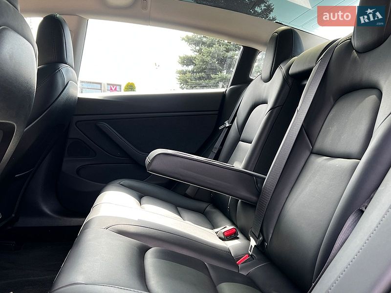 Седан Tesla Model 3 2020 в Львове