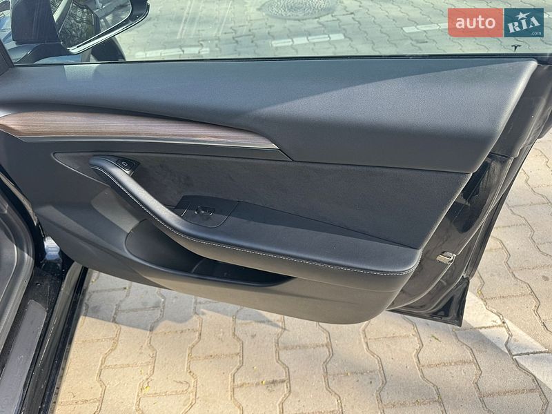 Седан Tesla Model 3 2022 в Виннице