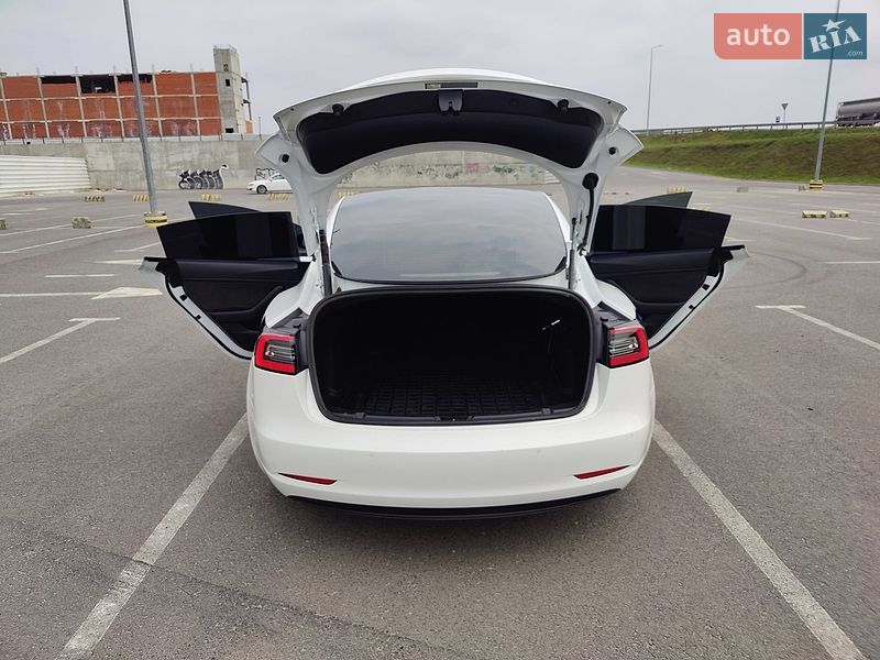 Седан Tesla Model 3 2021 в Львове