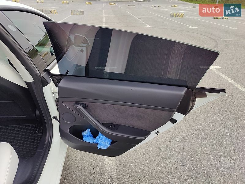 Седан Tesla Model 3 2021 в Львове