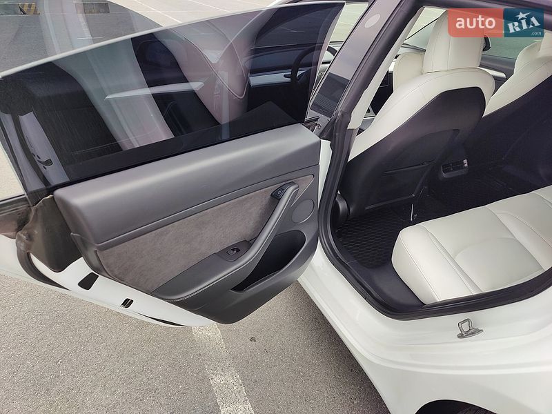 Седан Tesla Model 3 2021 в Львове