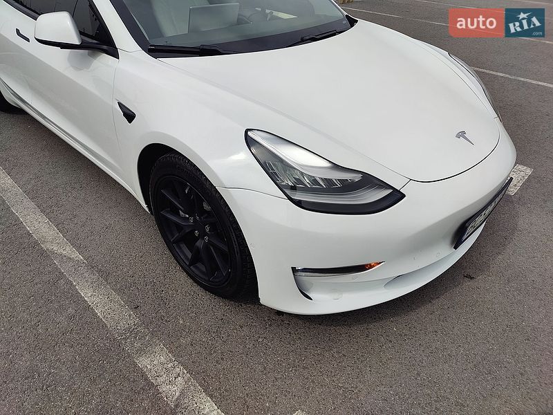Седан Tesla Model 3 2021 в Львове