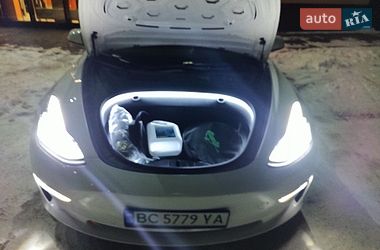 Седан Tesla Model 3 2021 в Львове