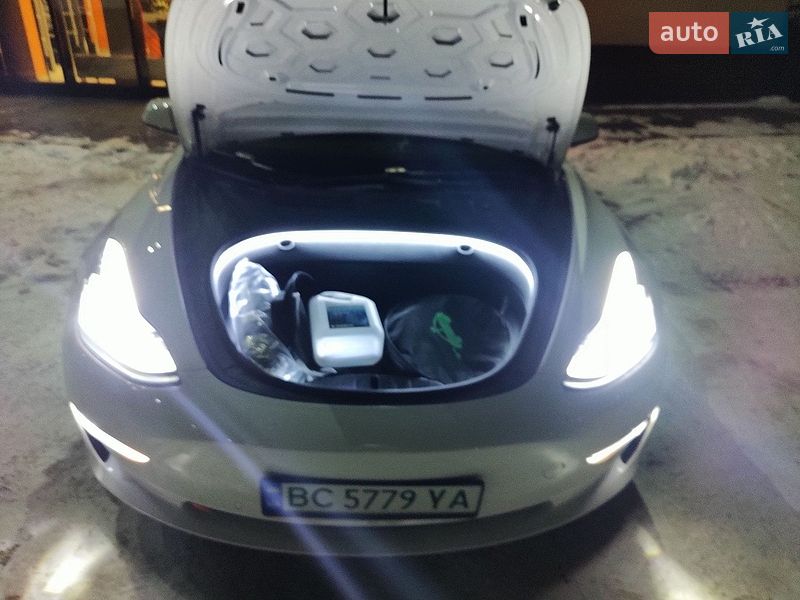 Седан Tesla Model 3 2021 в Львове