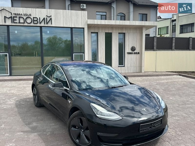 Седан Tesla Model 3 2017 в Львове