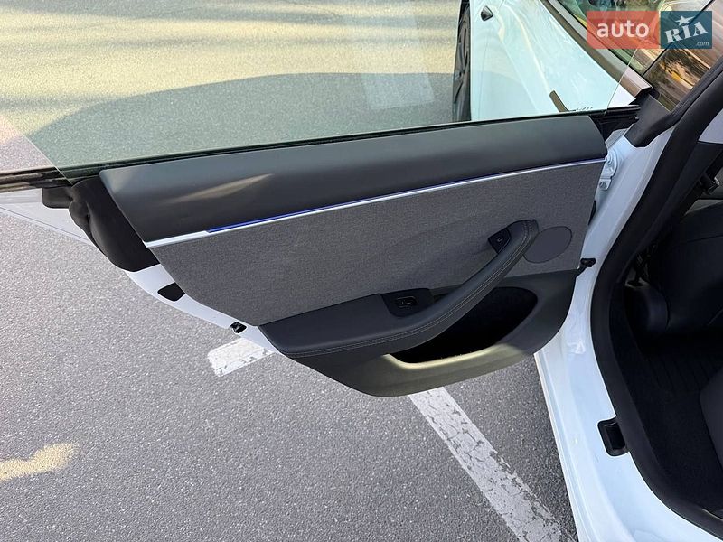 Седан Tesla Model 3 2025 в Киеве