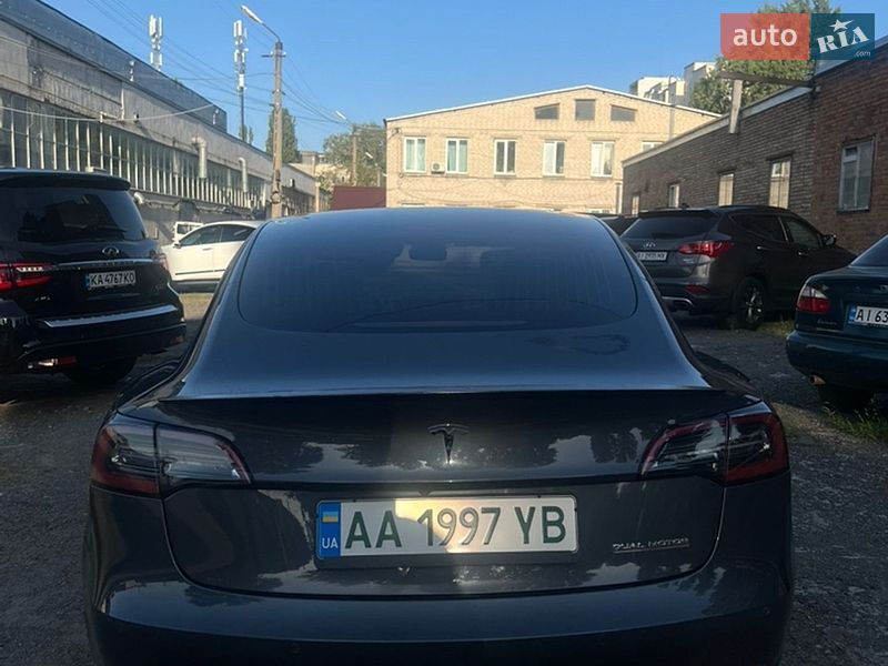 Седан Tesla Model 3 2018 в Вишневому