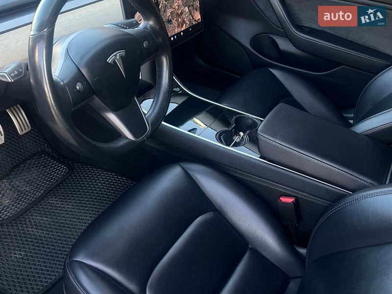 Седан Tesla Model 3 2018 в Вишневому