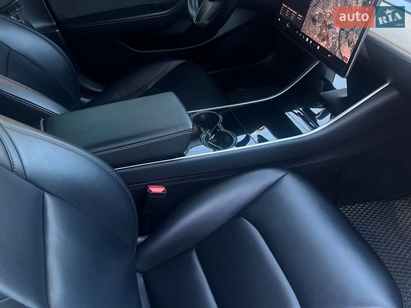 Седан Tesla Model 3 2018 в Вишневому