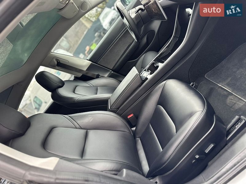 Седан Tesla Model 3 2018 в Луцке