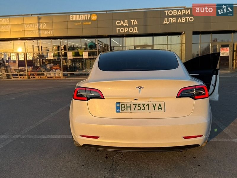 Седан Tesla Model 3 2023 в Києві