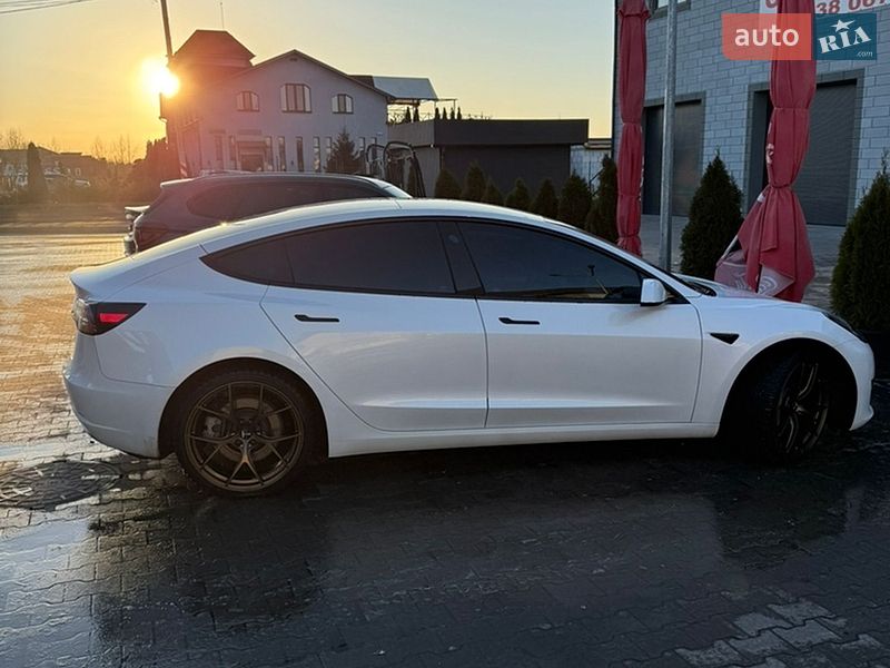 Седан Tesla Model 3 2023 в Києві