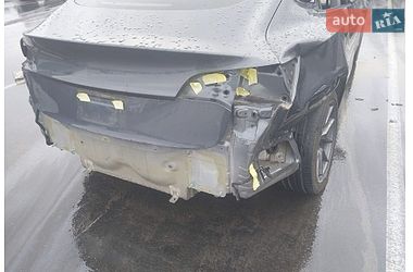 Седан Tesla Model 3 2023 в Ужгороді