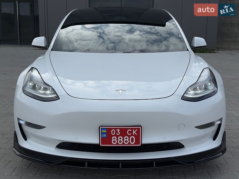Седан Tesla Model 3 2021 в Черновцах