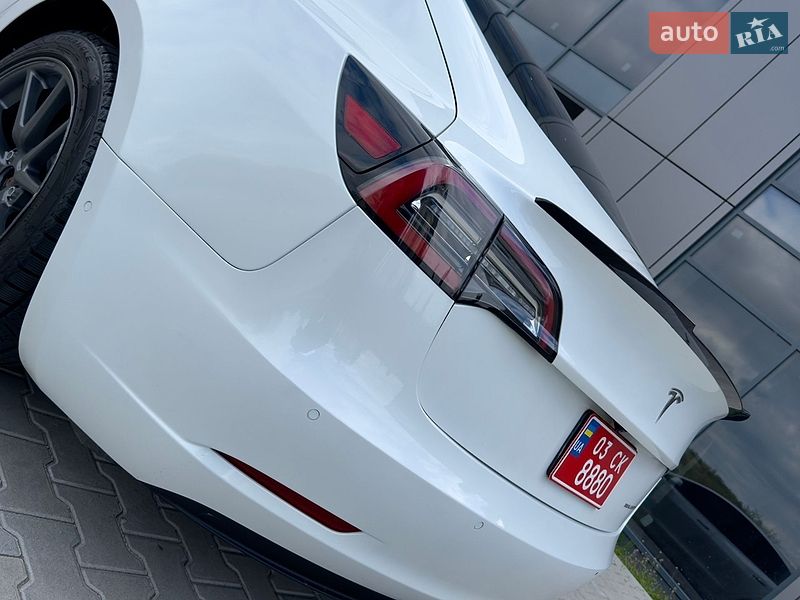 Седан Tesla Model 3 2021 в Черновцах