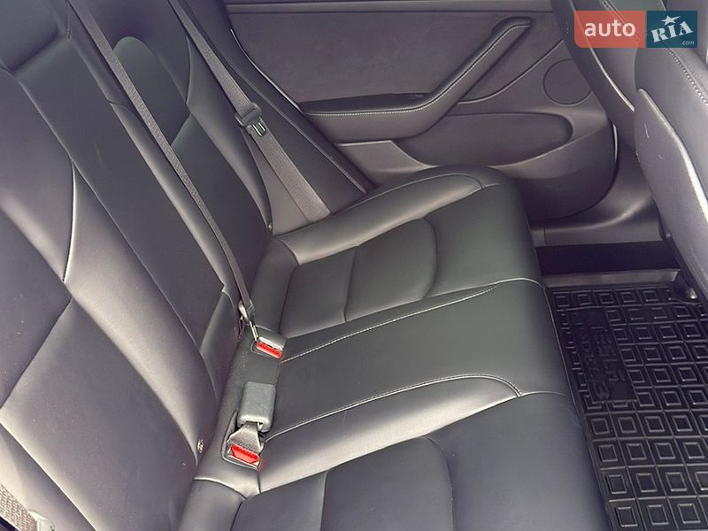 Седан Tesla Model 3 2021 в Черновцах