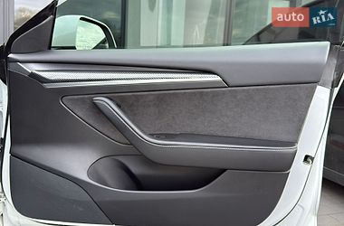 Седан Tesla Model 3 2021 в Черновцах