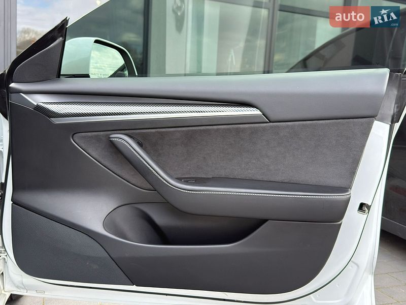 Седан Tesla Model 3 2021 в Черновцах