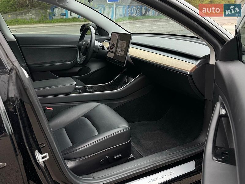 Седан Tesla Model 3 2019 в Киеве