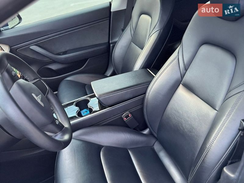 Седан Tesla Model 3 2019 в Шептицькому