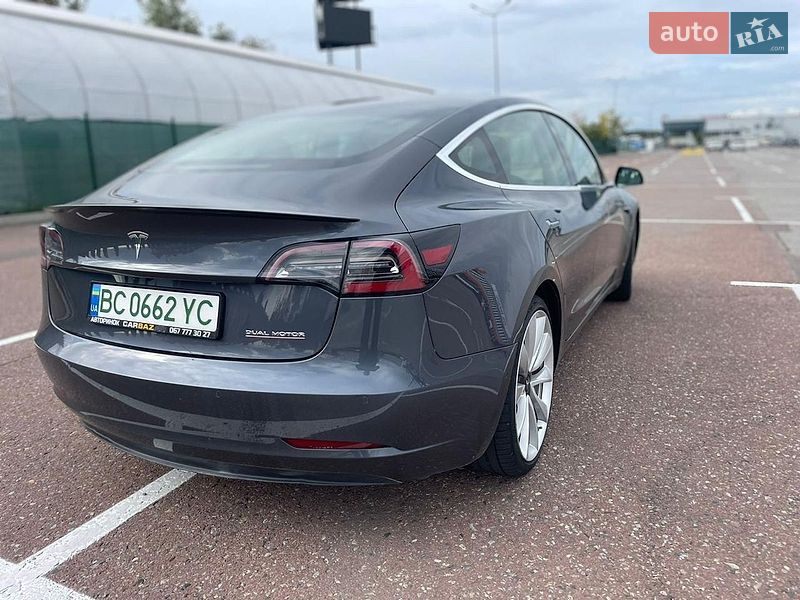 Седан Tesla Model 3 2019 в Львове