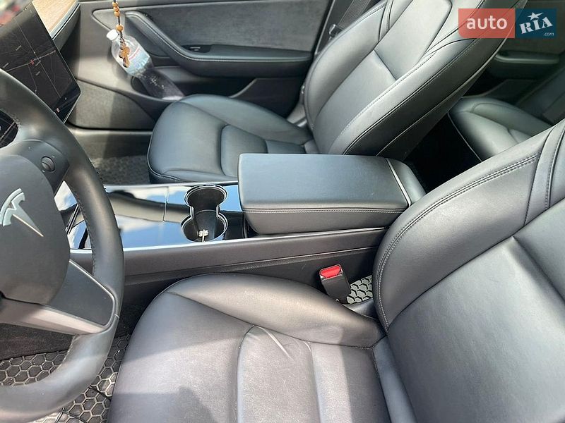 Седан Tesla Model 3 2019 в Львове