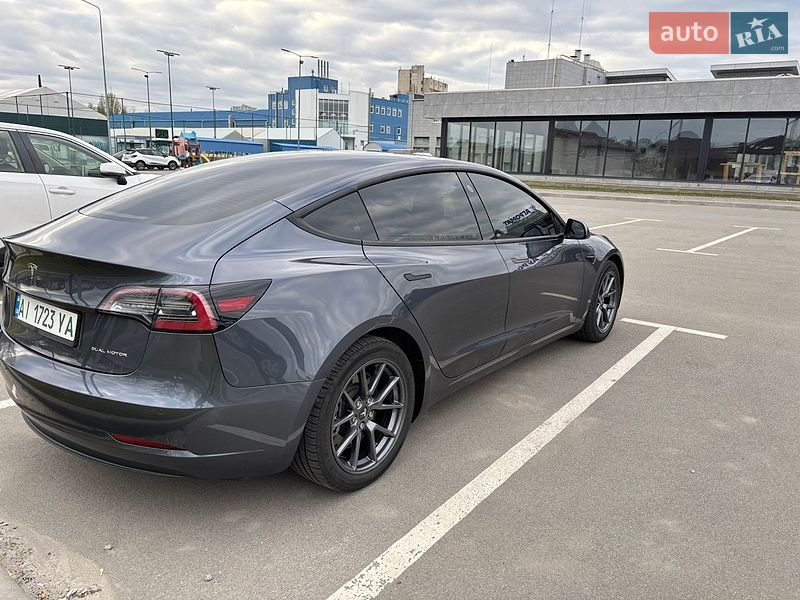 Седан Tesla Model 3 2021 в Киеве