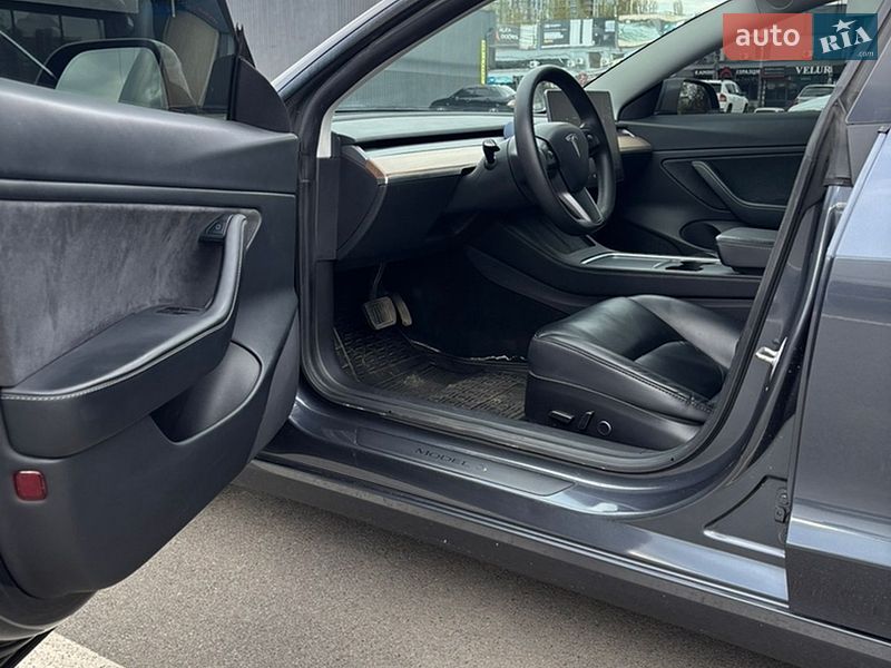Седан Tesla Model 3 2021 в Киеве