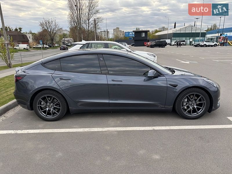 Седан Tesla Model 3 2021 в Киеве