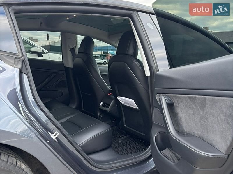 Седан Tesla Model 3 2021 в Киеве