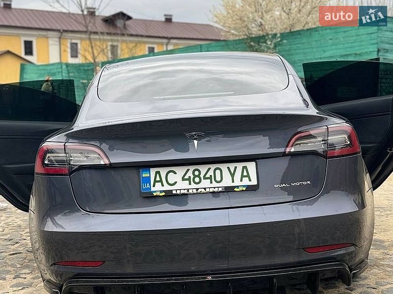 Седан Tesla Model 3 2020 в Львове